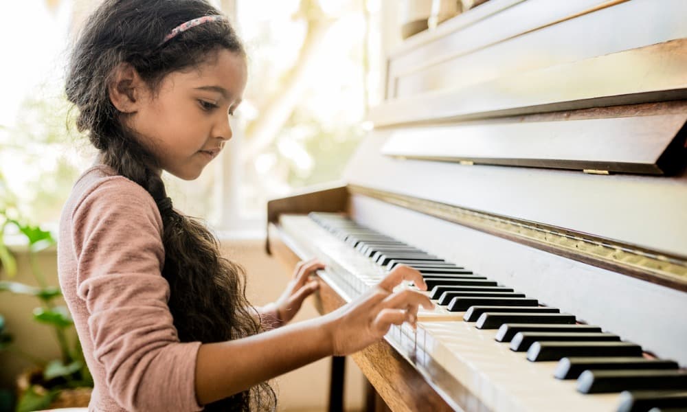 young girl piano lessons